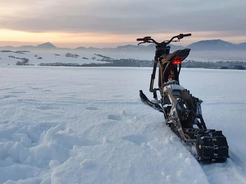 Jazda na snežnej motorke